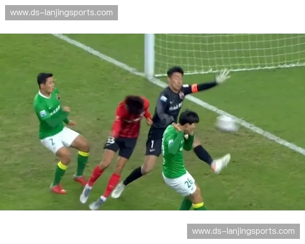 多特蒙德防线连续失误 本塞拜尼解围漏球酿成失球 多特蒙德防线连续失误 本塞拜尼解围漏球酿成失球